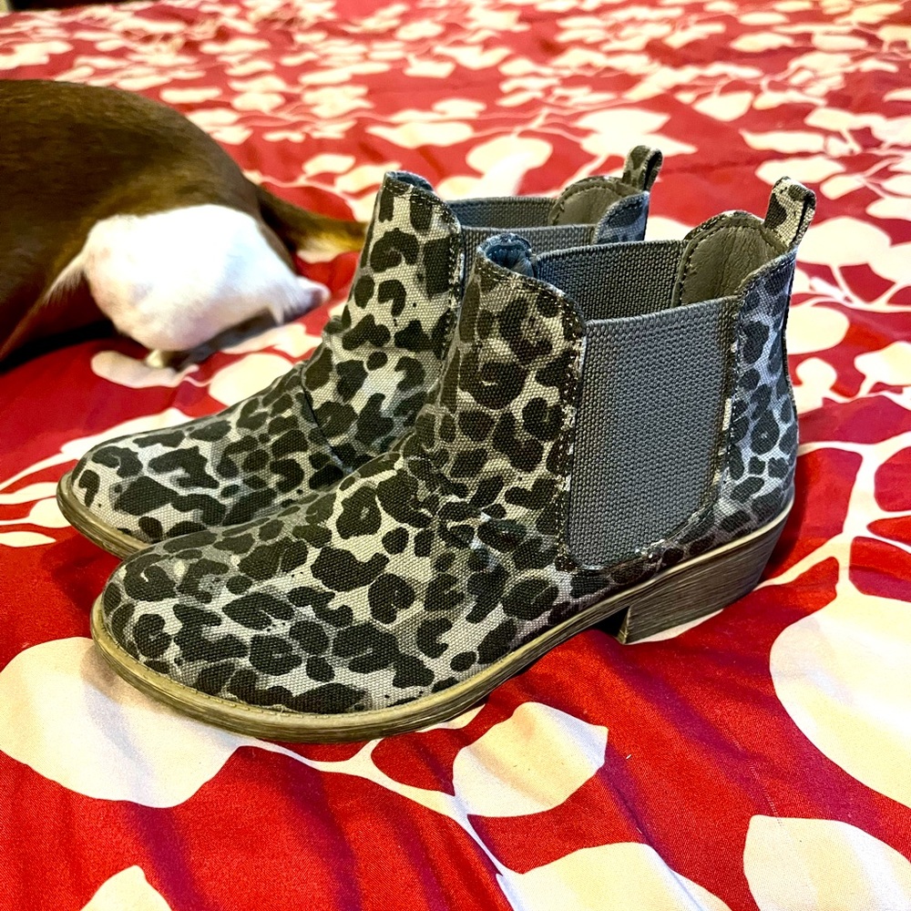 Very G booties!!  Animal print gray/black/white